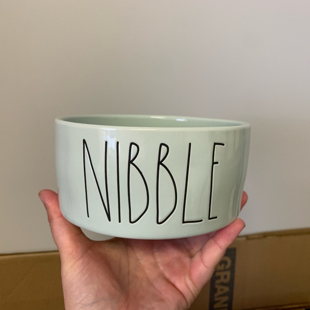 🇺🇸 Rae Dunn NIBBLE dog bowl